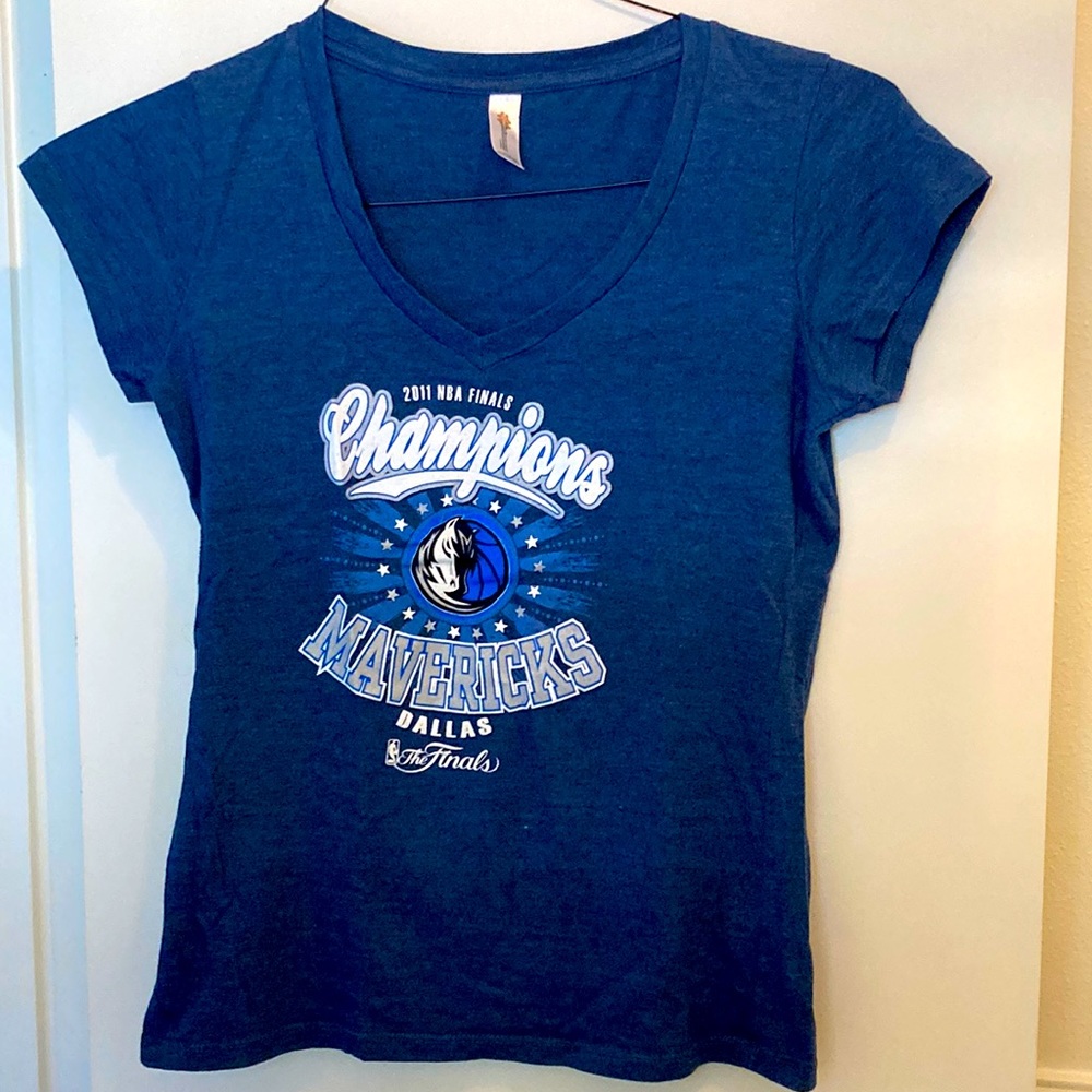 DALLAS MAVERICKS 2011 CHAMPIONS WOMEN’S T-SHIRT! 🏀